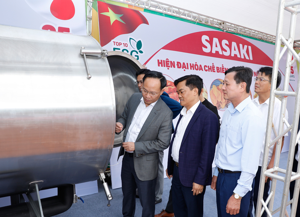 Đồng chí Phạm Văn Thịnh cùng các đại biểu thăm không gian trưng bày, giới thiệu, cung ứng sản phẩm nông cụ, máy móc, công nghệ sản xuất - bảo quản - chế biến.