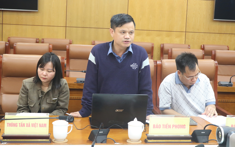 Phóng viên Báo Tiền Phong phát biểu ý kiến tại buổi họp báo. Phóng viên Báo Tiền Phong phát biểu ý kiến tại buổi họp báo.