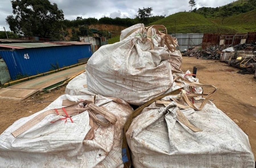 500 máy đào tiền điện tử được đựng trong những bao tải màu trắng để vận chuyển trái phép qua biên giới.