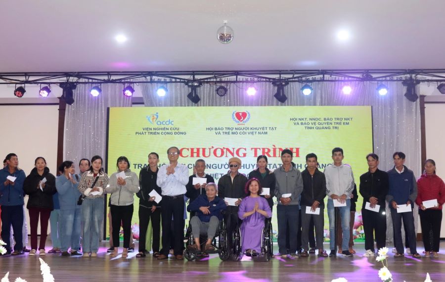 Quảng Trị: Trao 100 suất quà cho người khuyết tật bị ảnh hưởng bởi thiên tai