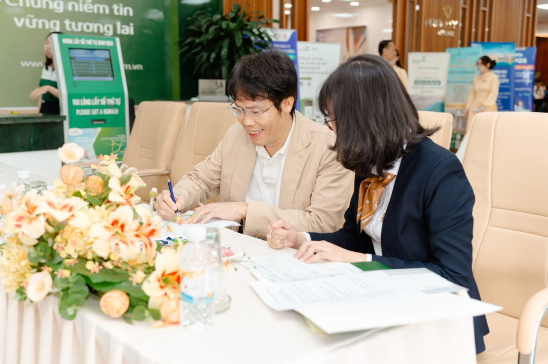 Cán bộ Vietcombank hướng dẫn anh Quang Nam hoàn thiện thủ tục liên quan sau khi nhận giải