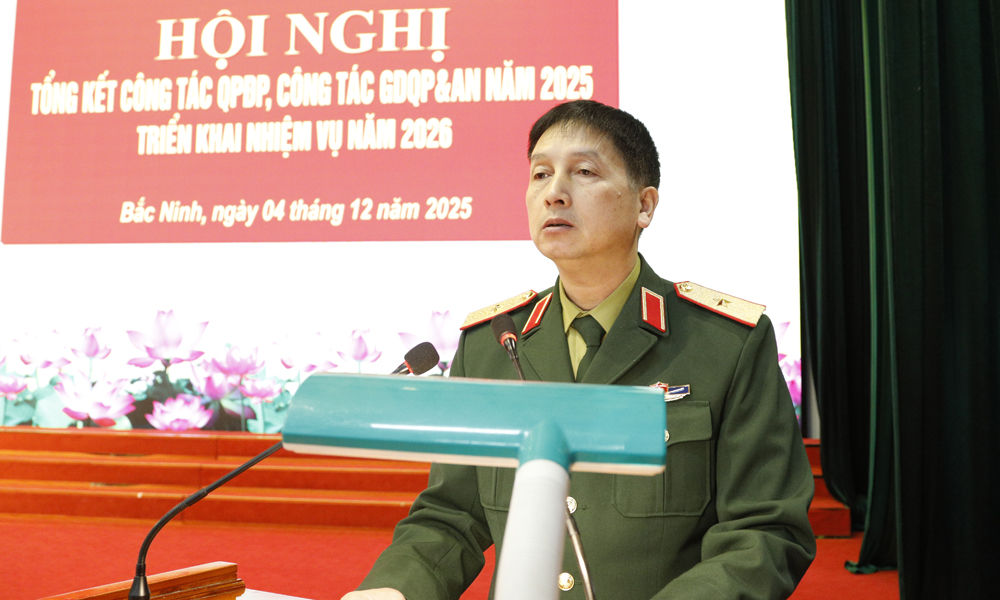 Thiếu tướng Dương Văn Quang, Phó Chính ủy Quân khu 1 phát biểu tại hội nghị. Thiếu tướng Dương Văn Quang, Phó Chính ủy Quân khu 1 phát biểu tại hội nghị.