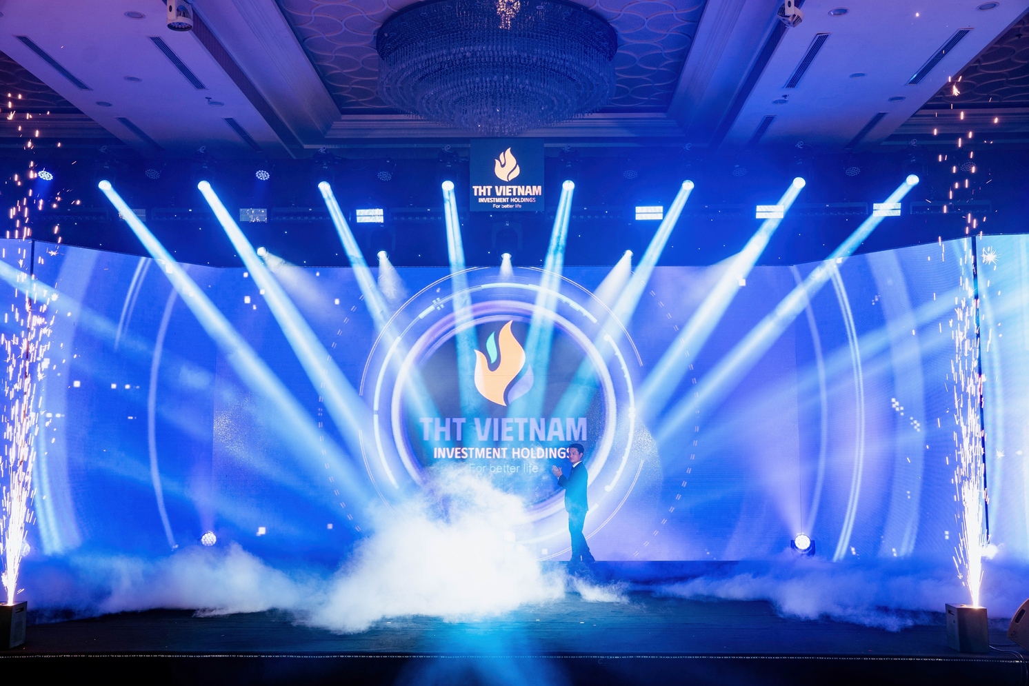 Ông Lê Phú Quỳnh – Tổng Giám đốc THT Việt Nam đại diện Ban Lãnh đạo – lên công bố nhận diện thương hiệu mới của THT Vietnam Investment Holdings Ông Lê Phú Quỳnh – Tổng Giám đốc THT Việt Nam đại diện Ban Lãnh đạo – lên công bố nhận diện thương hiệu mới của THT Vietnam Investment Holdings