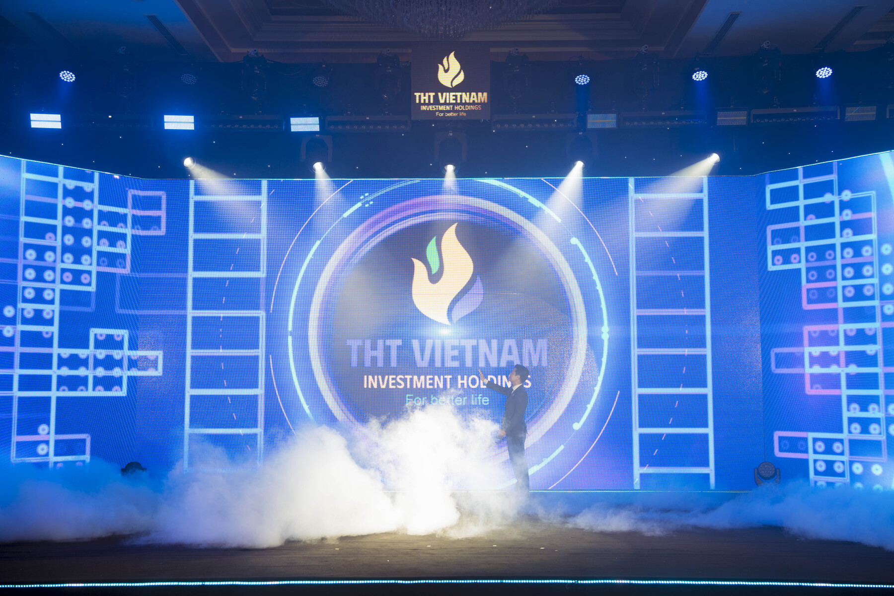 Ông Lê Phú Quỳnh – Tổng Giám đốc THT Việt Nam đứng cạnh nhận diện mới của Tập đoàn – Ngọn lửa THT sẽ không bao giờ dừng lại mà tiếp tục hành trình mới rực rỡ hơn Ông Lê Phú Quỳnh – Tổng Giám đốc THT Việt Nam đứng cạnh nhận diện mới của Tập đoàn – Ngọn lửa THT sẽ không bao giờ dừng lại mà tiếp tục hành trình mới rực rỡ hơn