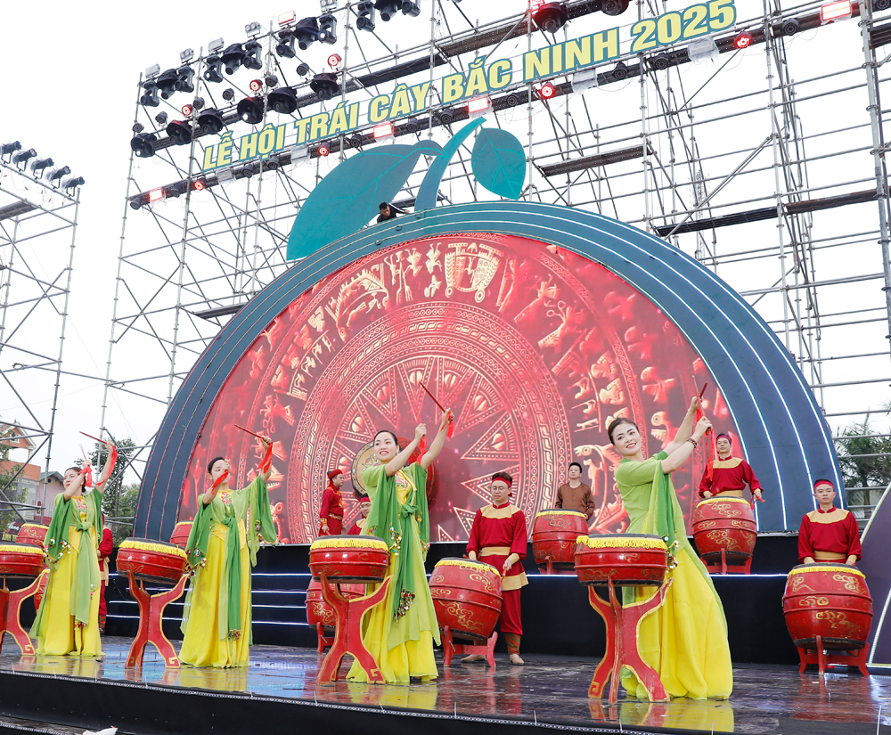 Tiết mục “Trống hội quê hương” được nam nữ diễn viên Nhà hát Chèo Bắc Ninh thể hiện tại chương trình tổng duyệt.