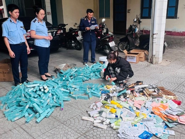 Quản lý thị trường Quảng Trị tiêu hủy hơn 1.500 sản phẩm hàng giả và nhập lậu