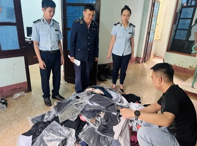 Hơn 1.500 mặt hàng vi phạm bị tiêu hủy dưới sự giám sát của QLTT Quảng Trị,