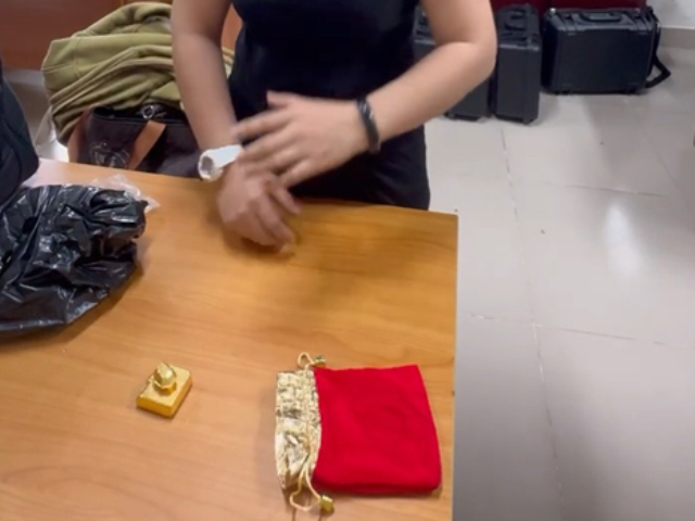 Quảng Trị: Bắt giữ phụ nữ vận chuyển gần 13 lượng vàng và pháo nổ từ Lào