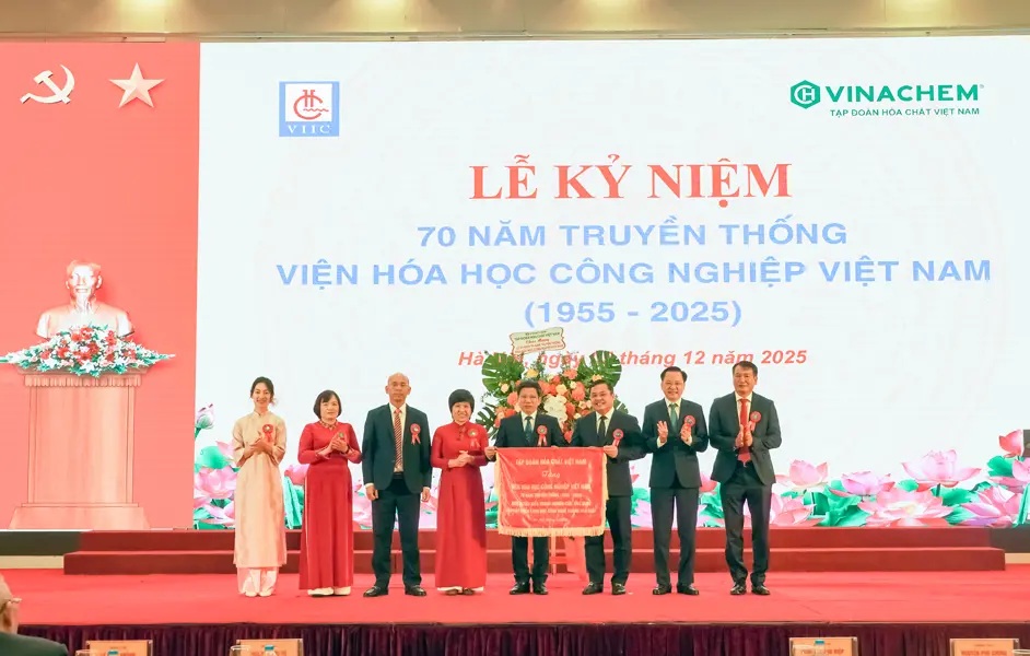 Đồng chí Phùng Quang Hiệp, Ủy viên BCH Đảng bộ Chính phủ, Bí thư Đảng ủy, Chủ tịch HĐTV Tập đoàn và đồng chí Nguyễn Hữu Tú, Phó Bí thư Đảng ủy, Thành viên HĐTV, Tổng giám đốc Tập đoàn trao Bức trướng cho Viện Đồng chí Phùng Quang Hiệp, Ủy viên BCH Đảng bộ Chính phủ, Bí thư Đảng ủy, Chủ tịch HĐTV Tập đoàn và đồng chí Nguyễn Hữu Tú, Phó Bí thư Đảng ủy, Thành viên HĐTV, Tổng giám đốc Tập đoàn trao Bức trướng cho Viện