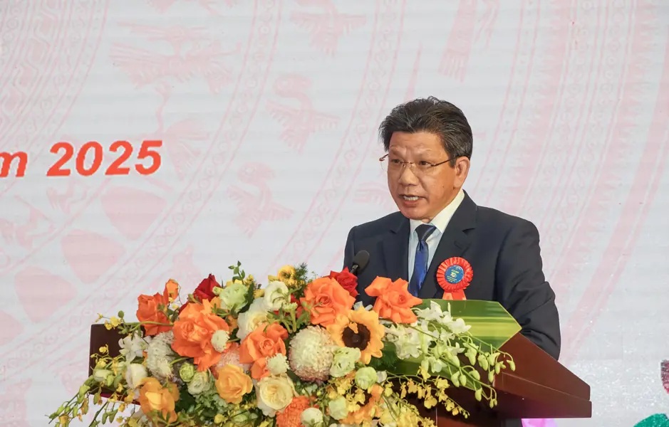 Đồng chí Hoàng Anh Tuấn, Viện trưởng Viện Hóa học Công nghiệp Việt Nam phát biểu Đồng chí Hoàng Anh Tuấn, Viện trưởng Viện Hóa học Công nghiệp Việt Nam phát biểu