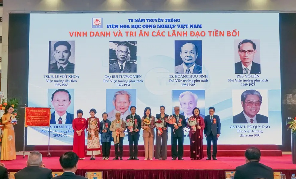 Đại diện gia đình các đồng chí lãnh đạo tiền bối nhận kỷ niệm chương Đại diện gia đình các đồng chí lãnh đạo tiền bối nhận kỷ niệm chương