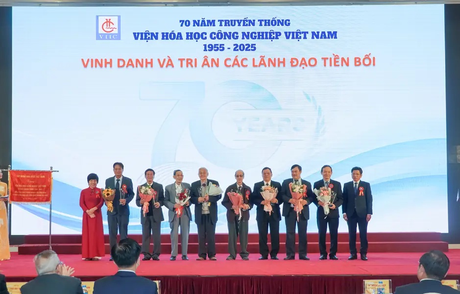 Vinh danh và tri ân lãnh đạo tiền bối Vinh danh và tri ân lãnh đạo tiền bối