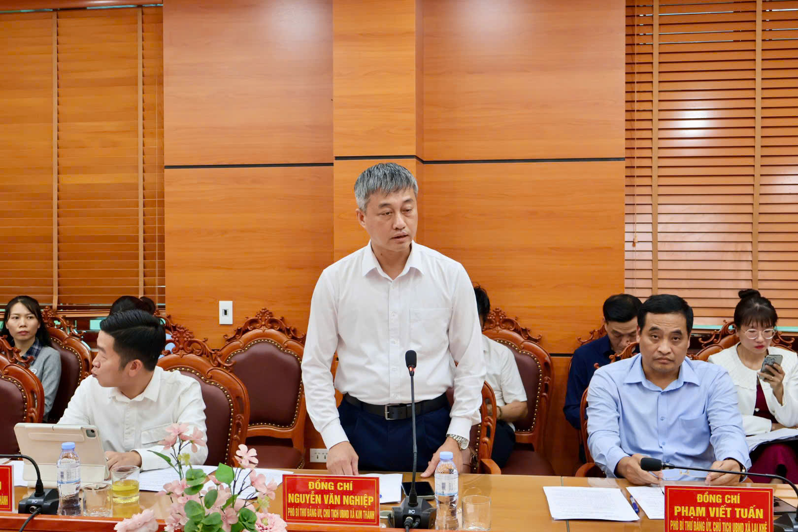 Lãnh đạo xã Kim Thành báo cáo tiến độ giải phóng mặt bằng các dự án.