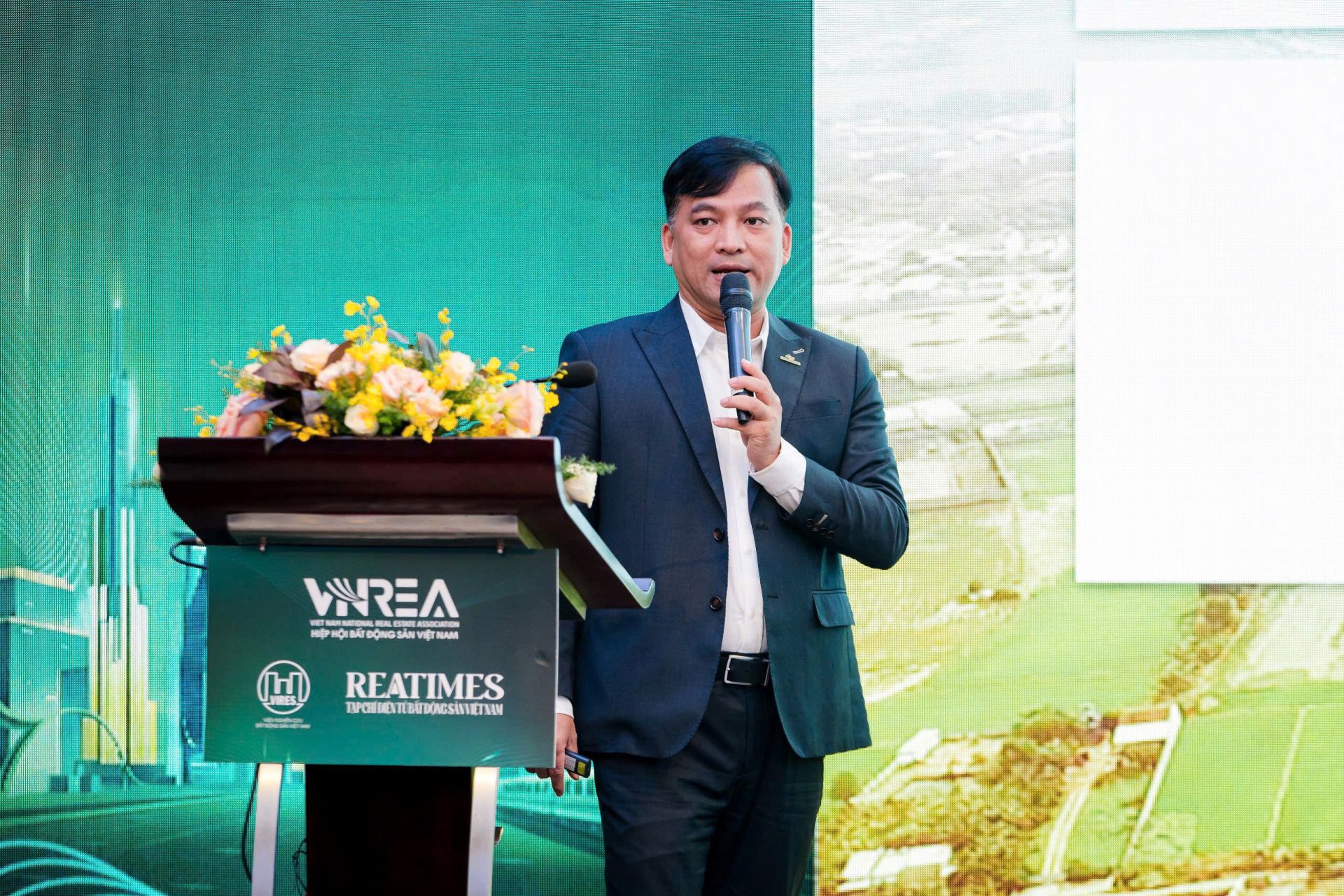 Ông Dương Long Thành - Nhà sáng lập, Chủ tịch HĐQT Thắng Lợi Group trình bày tham luận tại Diễn đàn Bất động sản Vùng Động lực phía Nam lần thứ I