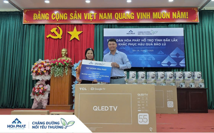 Ông Vũ Quang Huy - Phó Giám đốc bộ phận Quản lý hạ tầng Công ty Thép Hòa Phát Dung Quất đại diện Tập đoàn Hòa Phát trao những phần quà tới bà con vùng lũ tại Đắk Lắk. Ảnh: HPG Ông Vũ Quang Huy - Phó Giám đốc bộ phận Quản lý hạ tầng Công ty Thép Hòa Phát Dung Quất đại diện Tập đoàn Hòa Phát trao những phần quà tới bà con vùng lũ tại Đắk Lắk. Ảnh: HPG