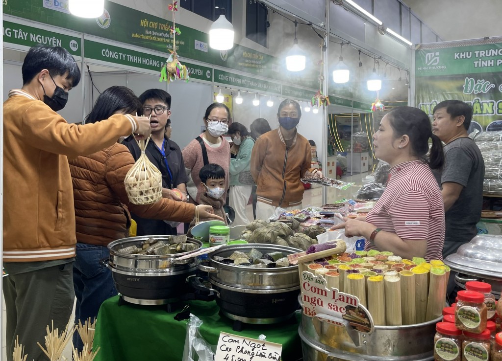 Đông đảo người dân và du khách tham quan, mua sắm tại hội chợ