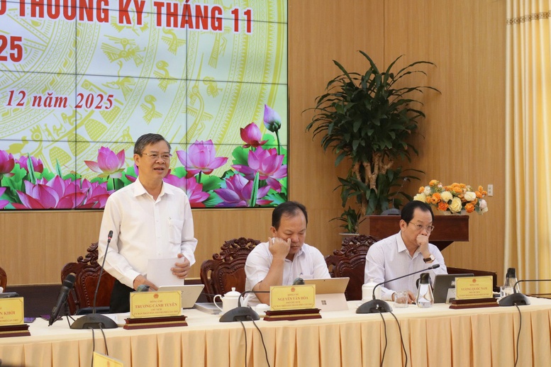 Chủ tịch Trương Cảnh Tuyên phát biểu tại phiên họp thường kỳ của TP. Cần Thơ