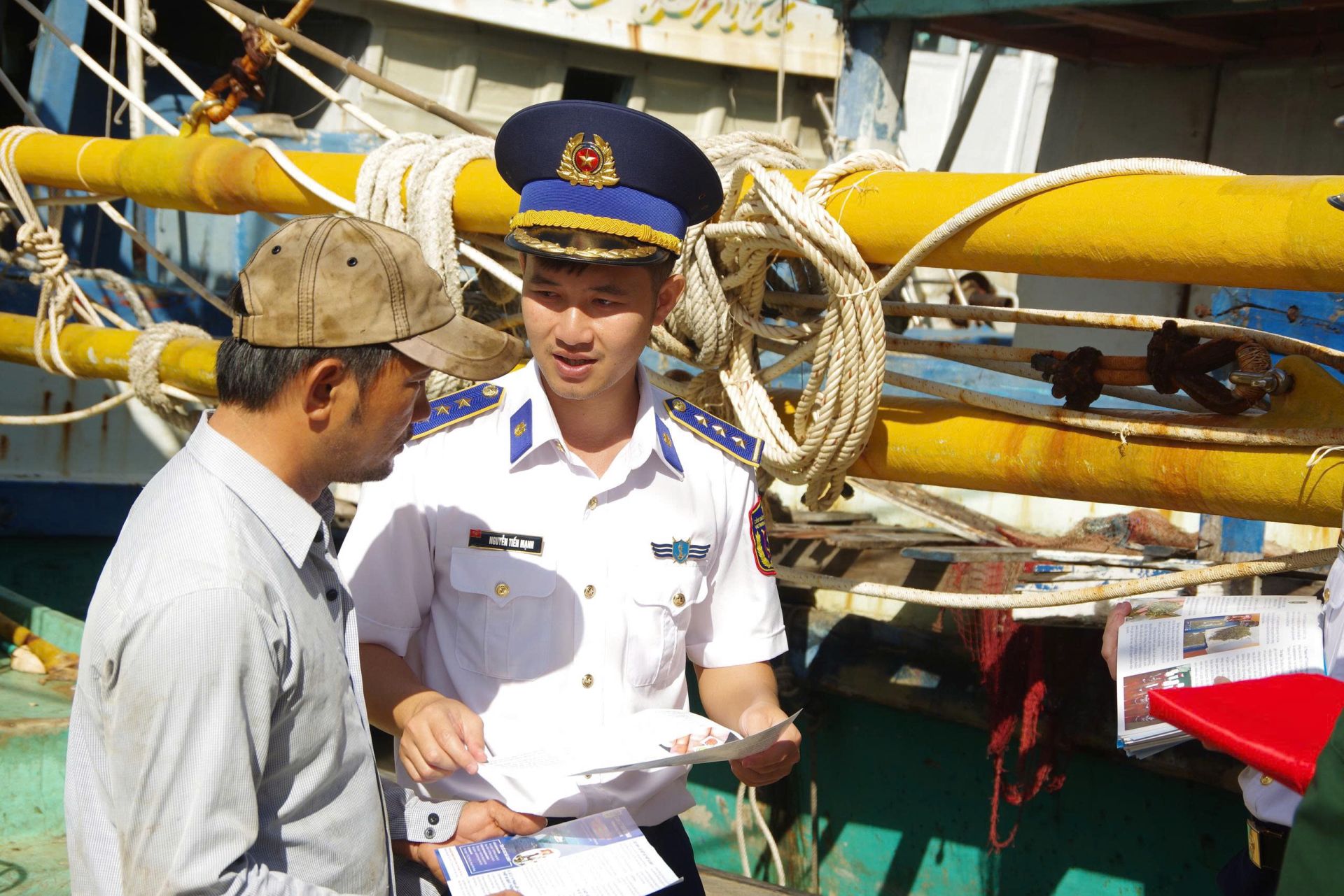 Phát tờ rơi tuyên truyền quy định về IUU và phòng chống ma túy Phát tờ rơi tuyên truyền quy định về IUU và phòng chống ma túy