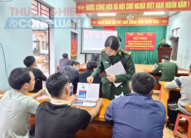 Đồn Biên phòng Triệu Vân cấp phát tờ rơi.