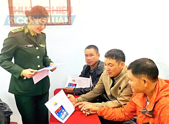 Các đơn vị tặng cờ Tổ quốc cho ngư dân