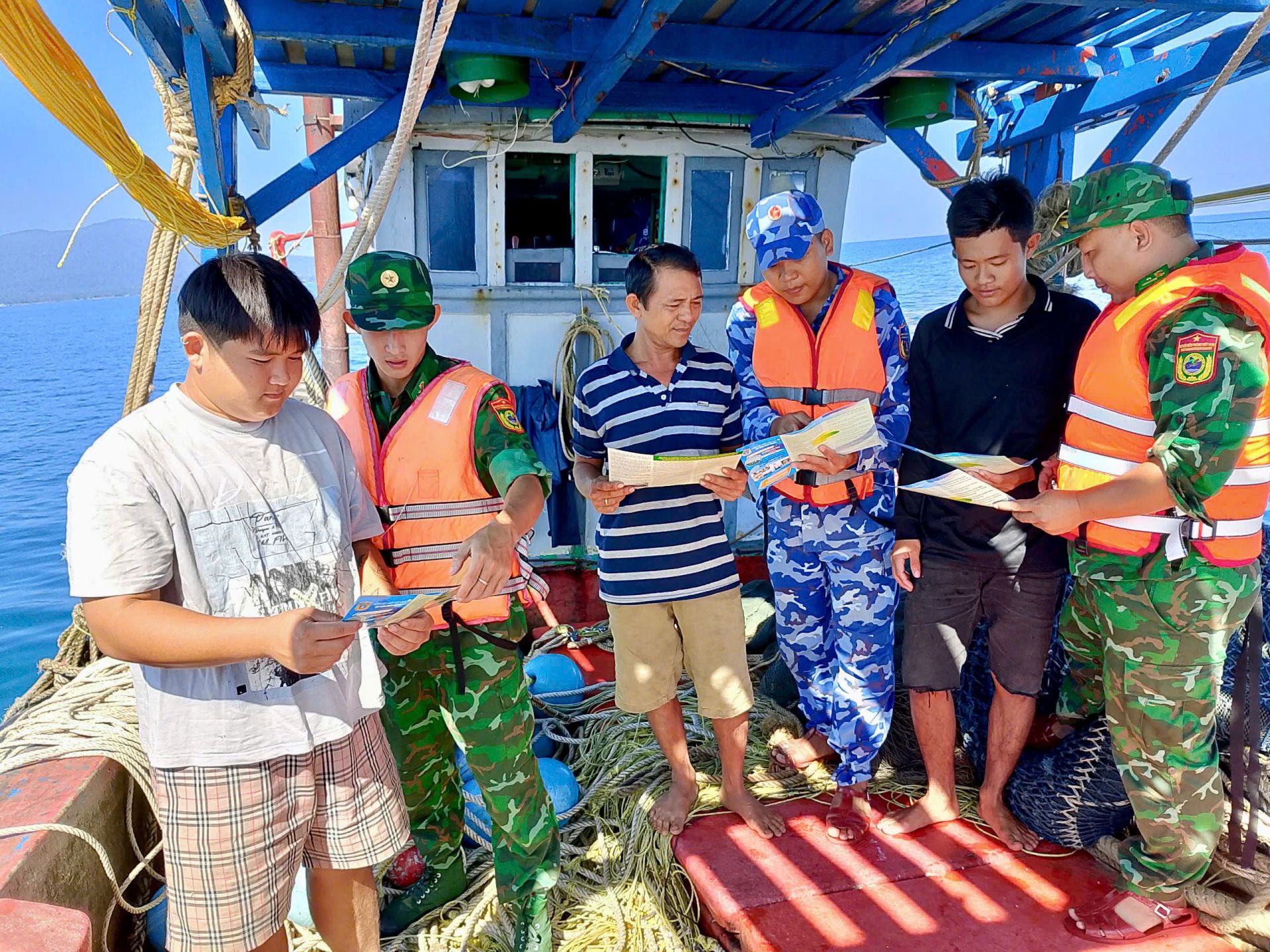 Cán bộ, chiến sĩ BĐBP tỉnh phối hợp tuyên truyền phòng, chống khai thác IUU cho ngư dân. Cán bộ, chiến sĩ BĐBP tỉnh phối hợp tuyên truyền phòng, chống khai thác IUU cho ngư dân.