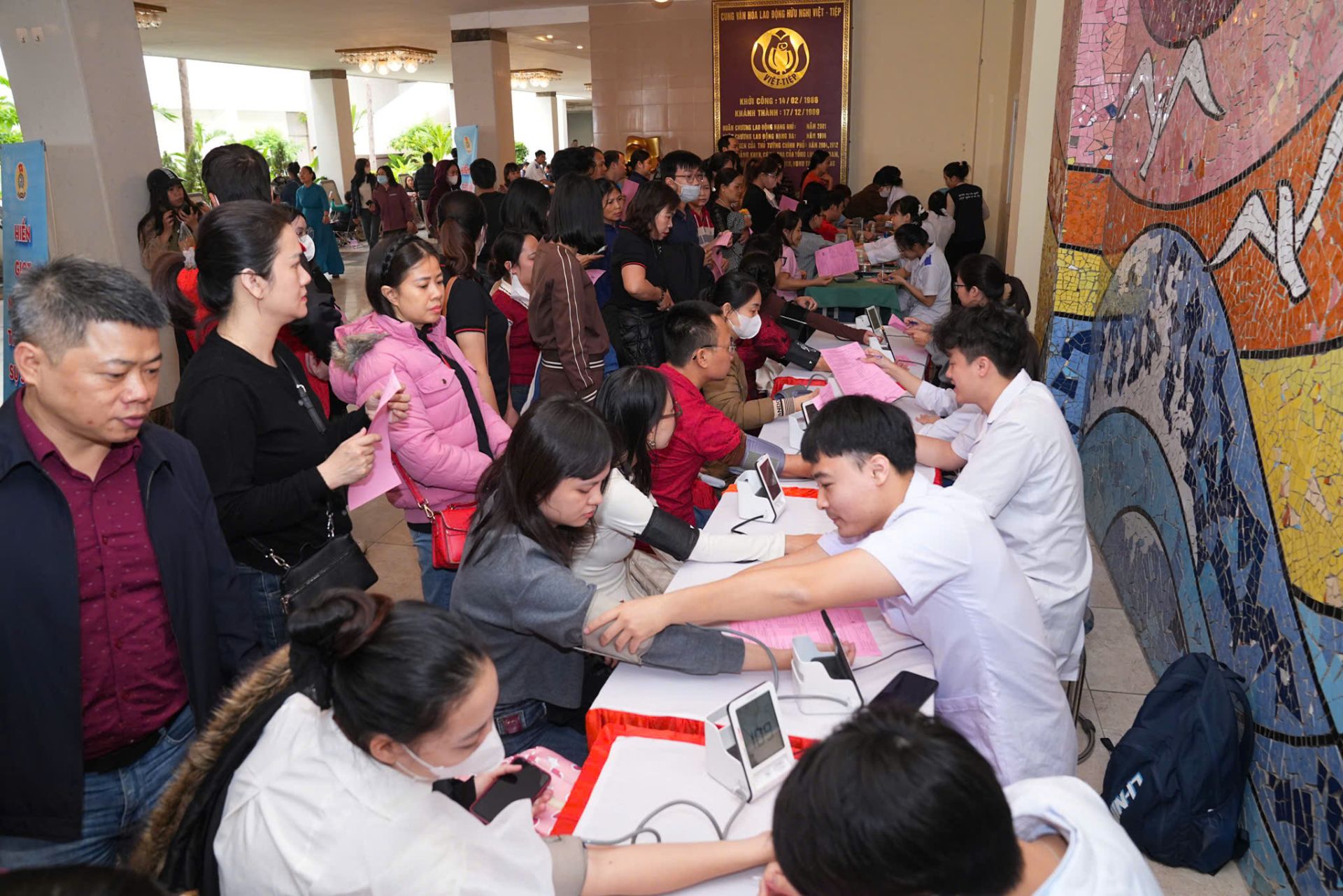 Cán bộ, đoàn viên công đoàn tham gia ngày hội.