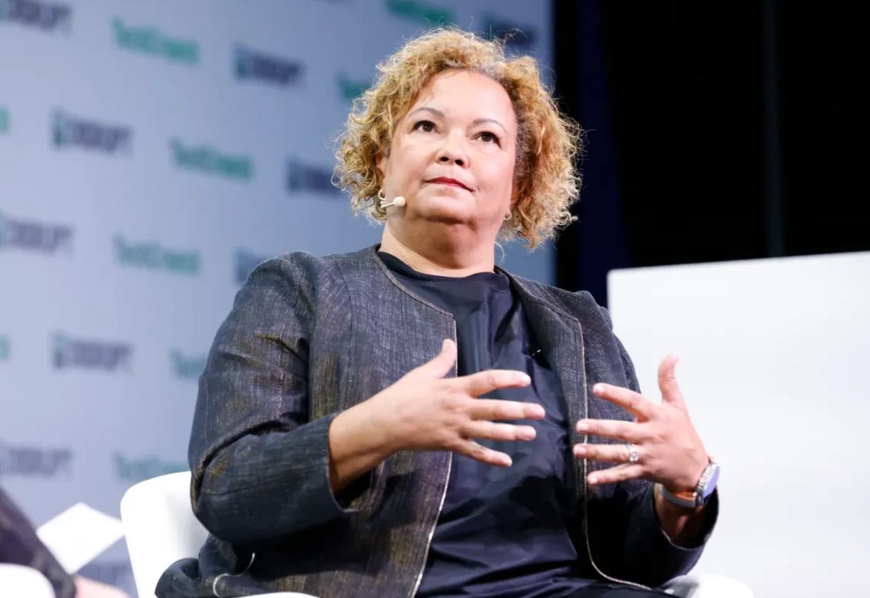 Apple thay đổi nhân sự cấp cao: Cựu Giám đốc pháp lý Meta về thay thế Tổng cố vấn từ 2026