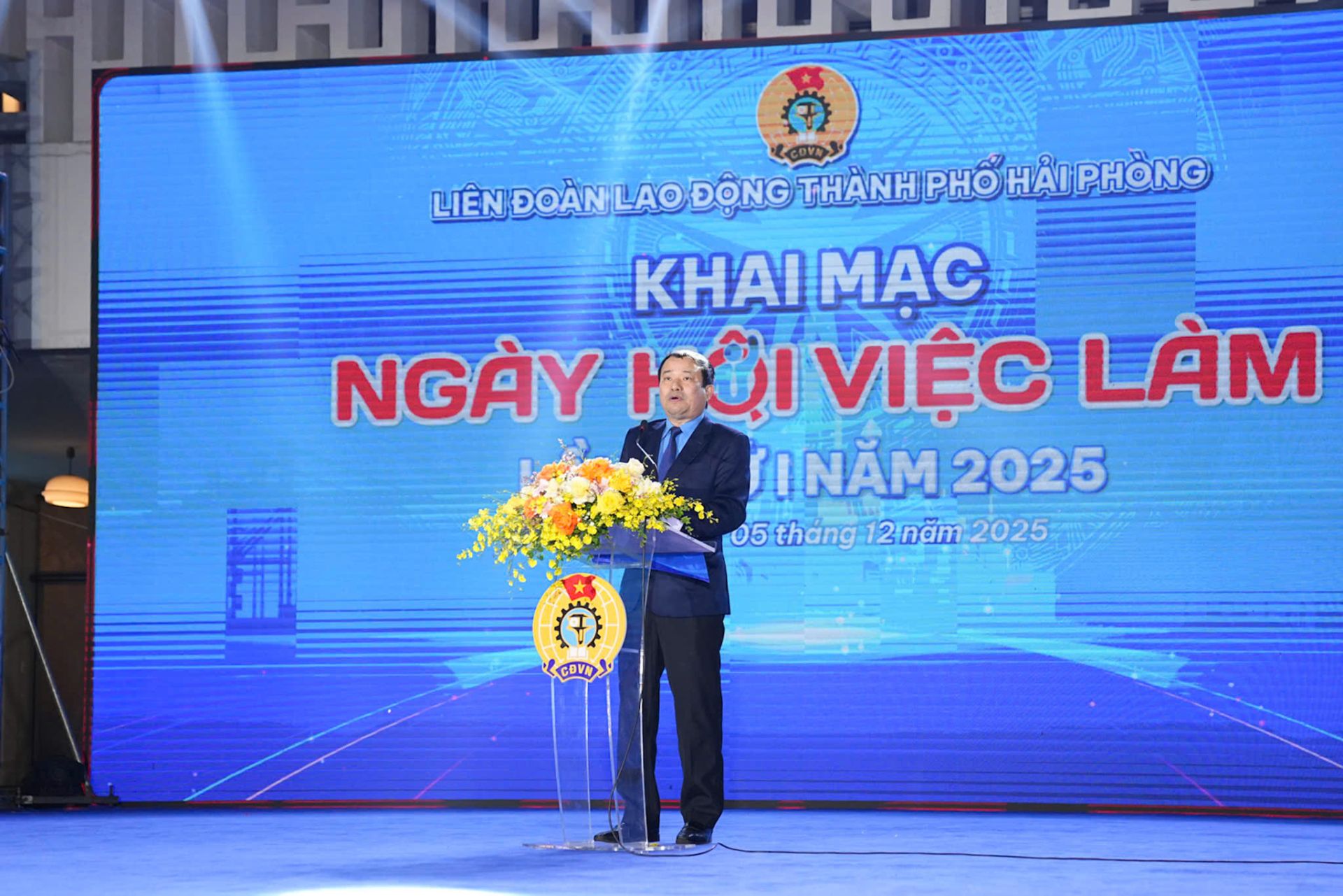 Đồng chí Nguyễn Anh Tuân, Phó Chủ tịch Ủy ban MTTQ Việt Nam thành phố, Chủ tịch LĐLĐ thành phố phát biểu khai mạc Ngày hội.