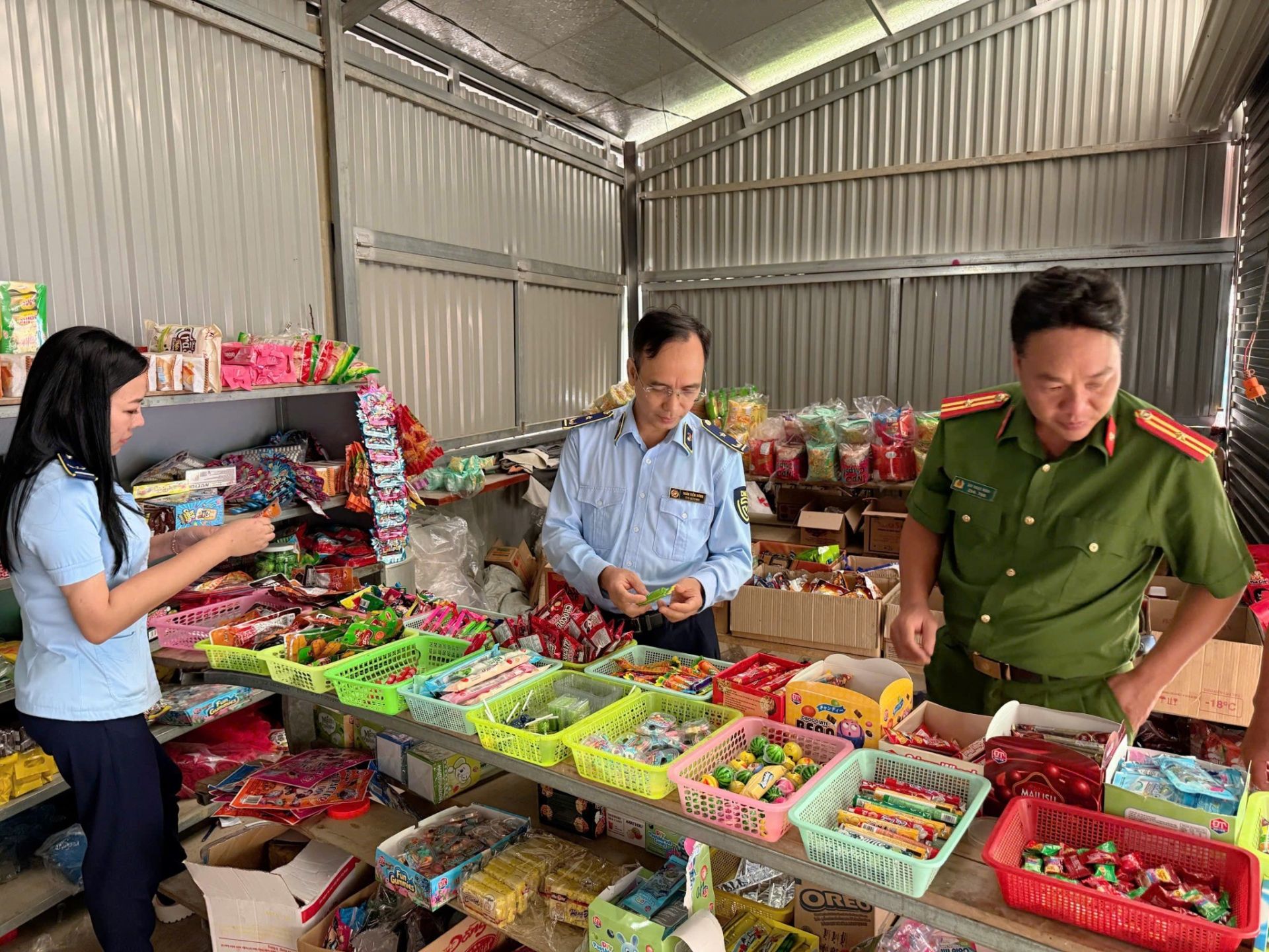 Lào Cai: Đội QLTT số 5 tuyên truyền nâng cao nhận thức của người dân vùng cao về hàng giả, nguồn gốc, xuất xứ hàng hoá