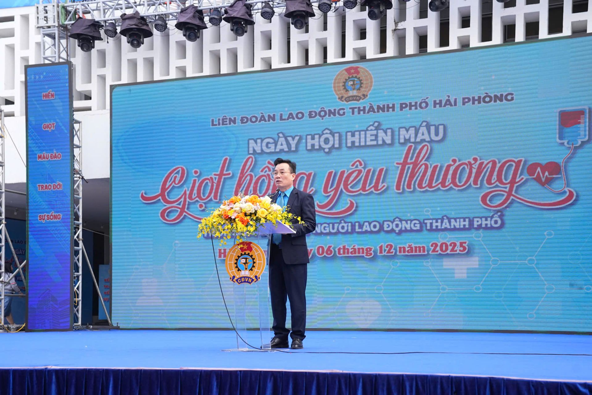 Đồng chí Nguyễn Văn Phiệt, Phó Chủ tịch LĐLĐ thành phố phát biểu khai mạc Ngày hội.