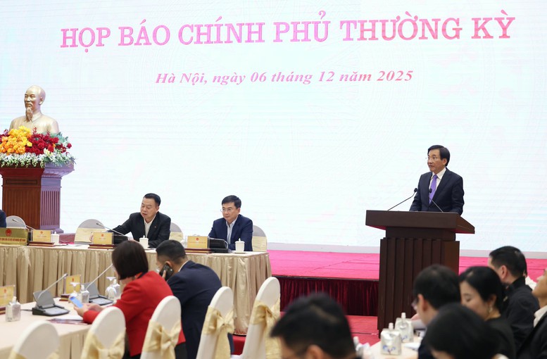 Bộ trưởng, Chủ nhiệm VPCP Trần Văn Sơn, Người phát ngôn của Chính phủ, chủ trì họp báo Chính phủ thường kỳ tháng 11/2025 - Ảnh: VGP/QP Bộ trưởng, Chủ nhiệm VPCP Trần Văn Sơn, Người phát ngôn của Chính phủ, chủ trì họp báo Chính phủ thường kỳ tháng 11/2025 - Ảnh: VGP/QP