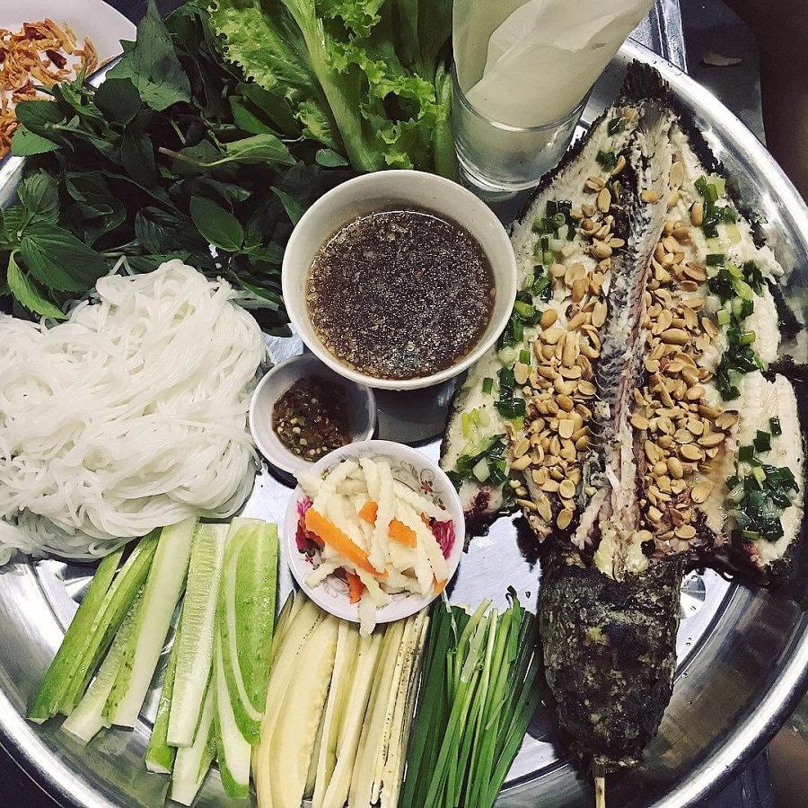 Thưởng thức cá lóc nướng trui không chỉ là ăn mà là một nghi thức gợi nhớ về sự quây quần, hiếu khách của người miền Tây Thưởng thức cá lóc nướng trui không chỉ là ăn mà là một nghi thức gợi nhớ về sự quây quần, hiếu khách của người miền Tây