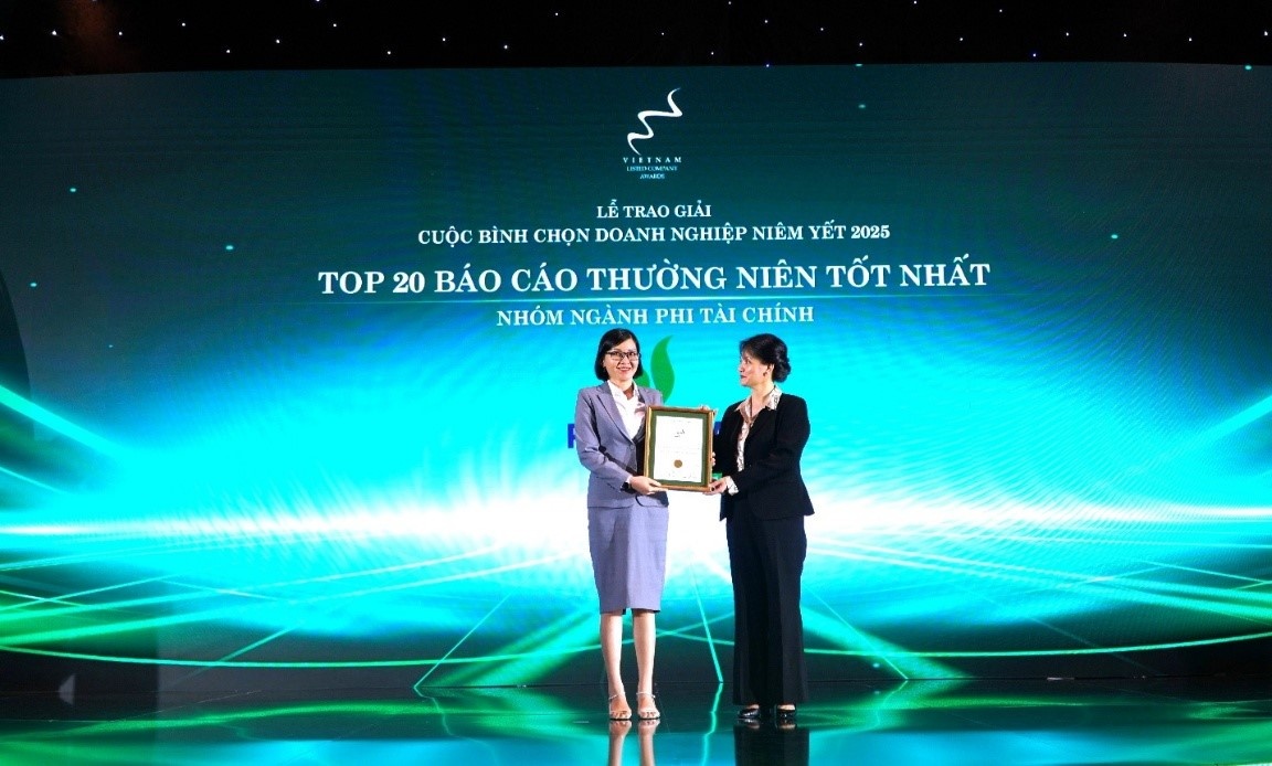 Bà Trần Thu Hằng - Chánh Văn phòng Tổng công ty - đại diện PV Drilling nhận giải Top 20 Báo cáo thường niên tốt nhất - nhóm ngành phi tài chính Bà Trần Thu Hằng - Chánh Văn phòng Tổng công ty - đại diện PV Drilling nhận giải Top 20 Báo cáo thường niên tốt nhất - nhóm ngành phi tài chính