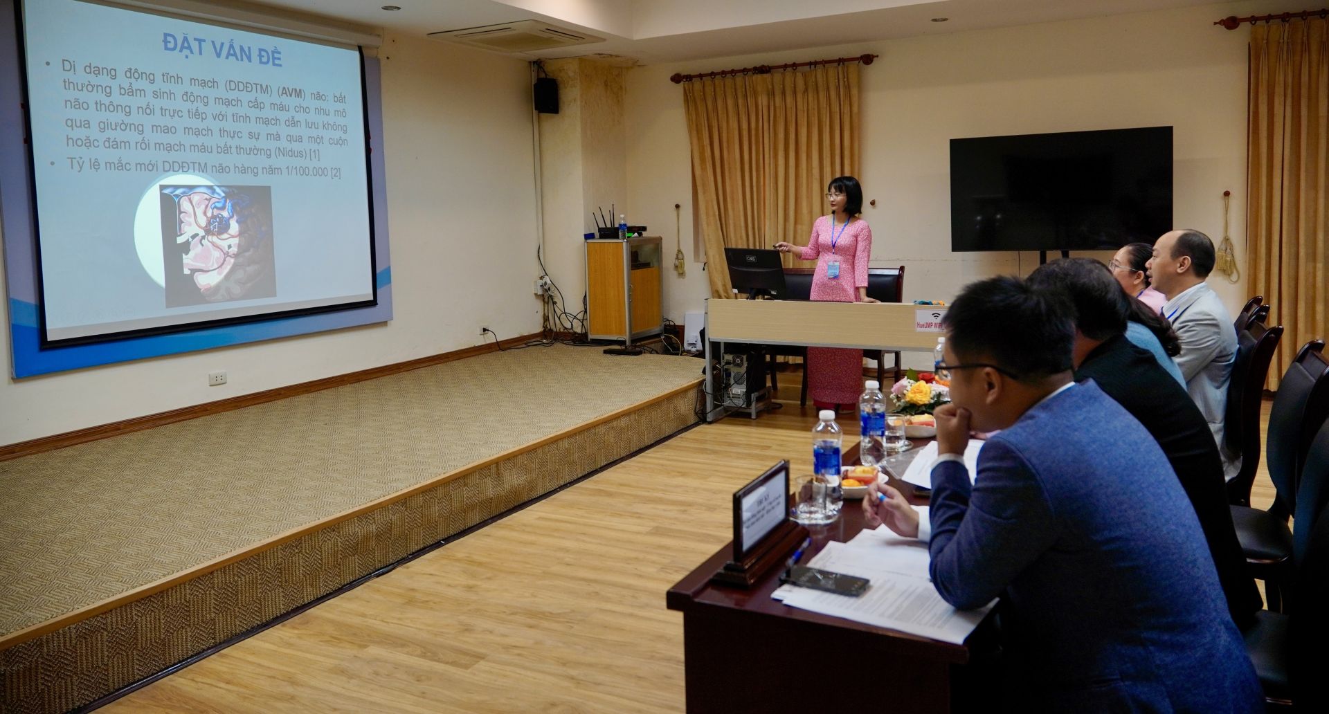 c&aacute;c nh&agrave; khoa học b&aacute;o c&aacute;o trước Hội đồng gi&aacute;m khảo