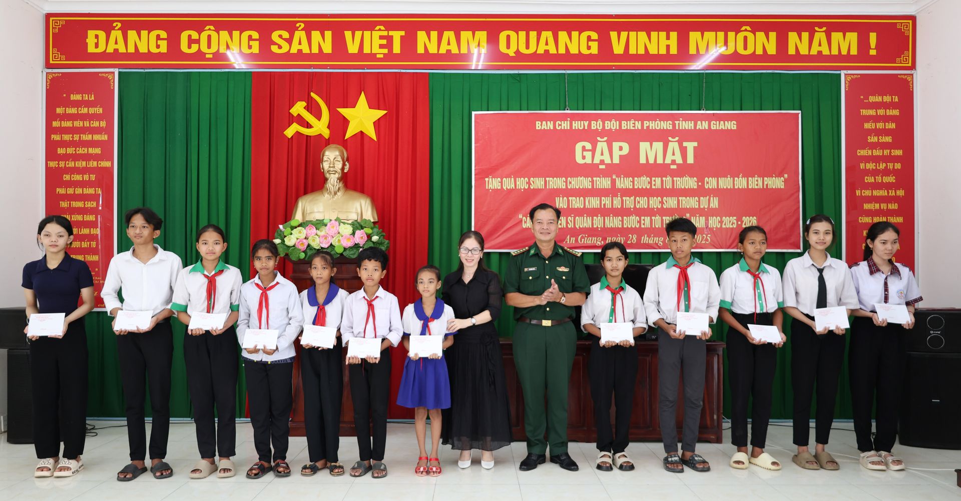 Ban Chỉ huy BĐBP tỉnh trao quà cho các cháu trong chương trình “ Nâng bước em tới trường - Con nuôi Đồn Biên phòng”. Ban Chỉ huy BĐBP tỉnh trao quà cho các cháu trong chương trình “ Nâng bước em tới trường - Con nuôi Đồn Biên phòng”.