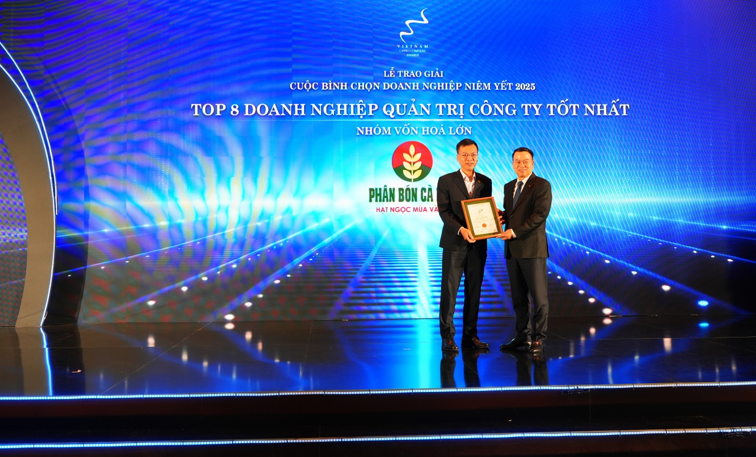 PVCFC - Top 8 doanh nghiệp quản trị tốt nhất, giành giải Nhất phát triển bền vững 2025