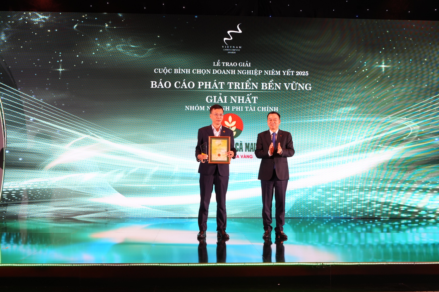 Ông Lê Đức Quang - Thành viên HĐQT PVCFC đại diện doanh nghiệp nhận giải Nhất Báo cáo Phát triển bền vững