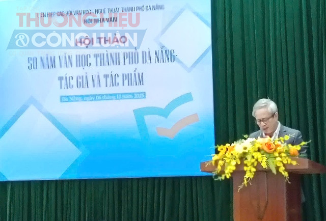 Chủ tịch Hội Nhà văn TP. Đà Nẵng Nguyễn Kim Huy phát biểu đề dẫn hội thảo. Chủ tịch Hội Nhà văn TP. Đà Nẵng Nguyễn Kim Huy phát biểu đề dẫn hội thảo.