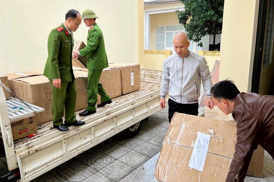 Vận chuyển hộp thuốc không rõ nguồn gốc đi tiêu hủy.