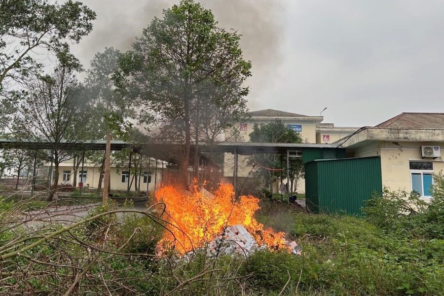 Tiêu hủy số hộp thuốc không rõ nguồn gốc.