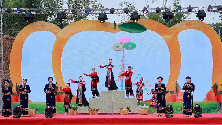 Tr&igrave;nh diễn văn nghệ tại Ng&agrave;y hội.