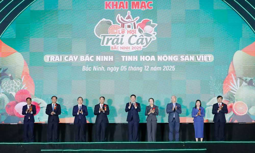 Các đồng chí lãnh đạo tỉnh và đại diện lãnh đạo Bộ Công Thương thực hiện nghi thức khai mạc Lễ hội trái cây Bắc Ninh 2025.