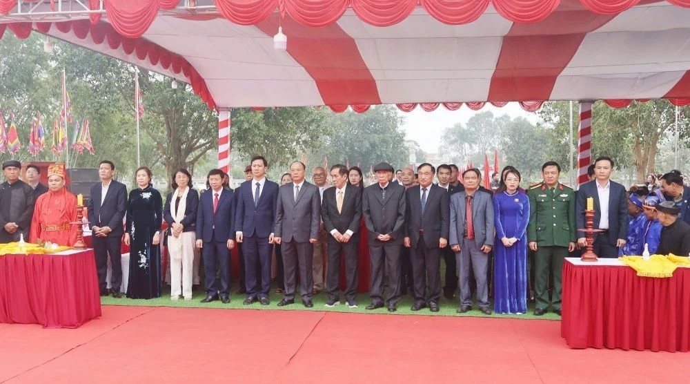 Lãnh đạo phường Đào Duy Từ cùng các đại biểu tham dự tế lễ. Lãnh đạo phường Đào Duy Từ cùng các đại biểu tham dự tế lễ.