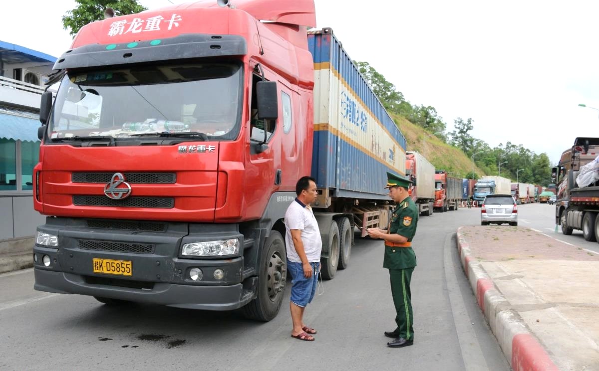 Cán bộ Trạm Kiểm soát Biên phòng cửa khẩu Chi Ma, Đồn Biên phòng cửa khẩu Chi Ma kiểm soát người, phương tiện qua lại cửa khẩu. Cán bộ Trạm Kiểm soát Biên phòng cửa khẩu Chi Ma, Đồn Biên phòng cửa khẩu Chi Ma kiểm soát người, phương tiện qua lại cửa khẩu.