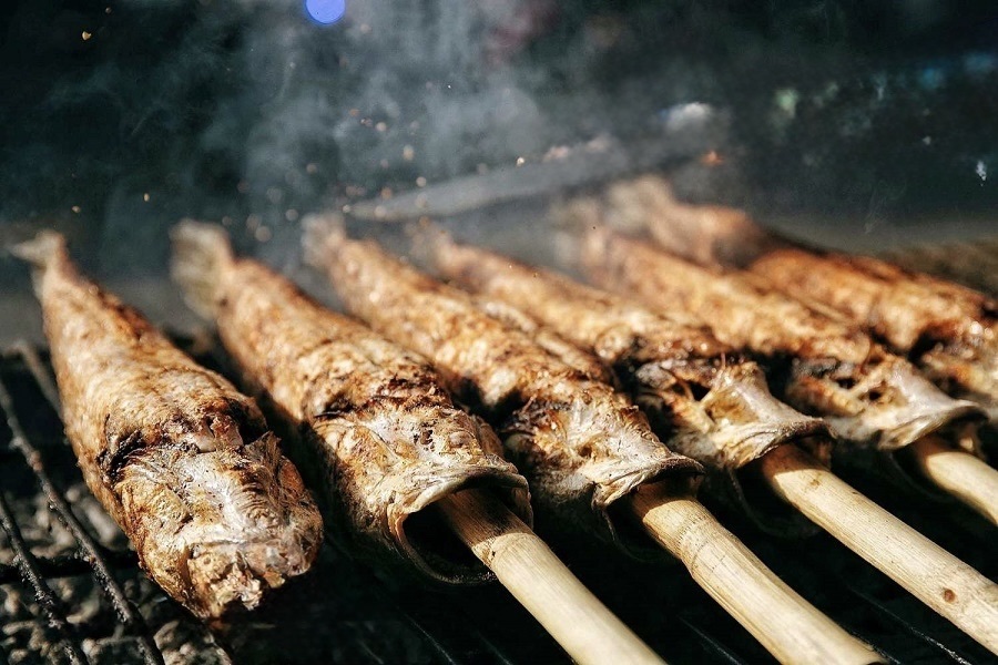 Cá lóc nướng trui Cần Thơ – Đặc sản miền sông nước Cá lóc nướng trui Cần Thơ – Đặc sản miền sông nước