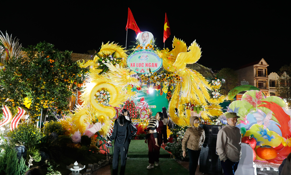 Các gian trưng bày trang trí đẹp mắt, lung linh về đêm.