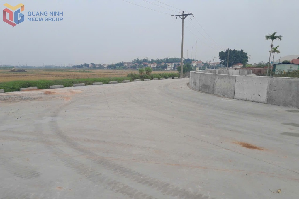 Một phần mặt đê Hồng Phong - Hưng Đạo (phường Đông Triều) sau khi đã được gia cố, nâng cấp. Một phần mặt đê Hồng Phong - Hưng Đạo (phường Đông Triều) sau khi đã được gia cố, nâng cấp.