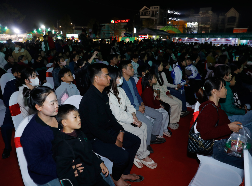 Rất đông người dân tham dự lễ khai mạc.