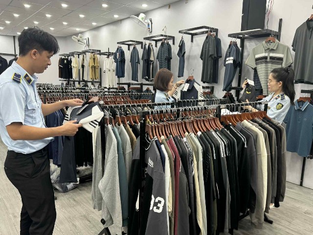 Đội QLTT số 6 kiểm tra hộ kinh doanh QB. Đội QLTT số 6 kiểm tra hộ kinh doanh QB.