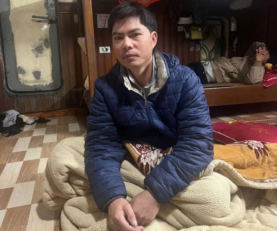 Ngư dân Nguyễn Văn Nhân được tàu vận tải Khánh Minh 09 cứu vớt lên tàu khi đang trôi dạt trên biển. Ngư dân Nguyễn Văn Nhân được tàu vận tải Khánh Minh 09 cứu vớt lên tàu khi đang trôi dạt trên biển.